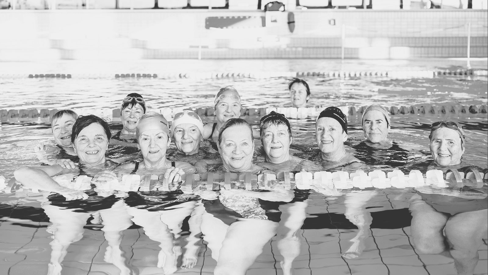 En flok kvinder i pensionsalderen hygger sig i svømmehallen
