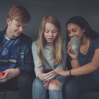 Tre teenagere og en mobil