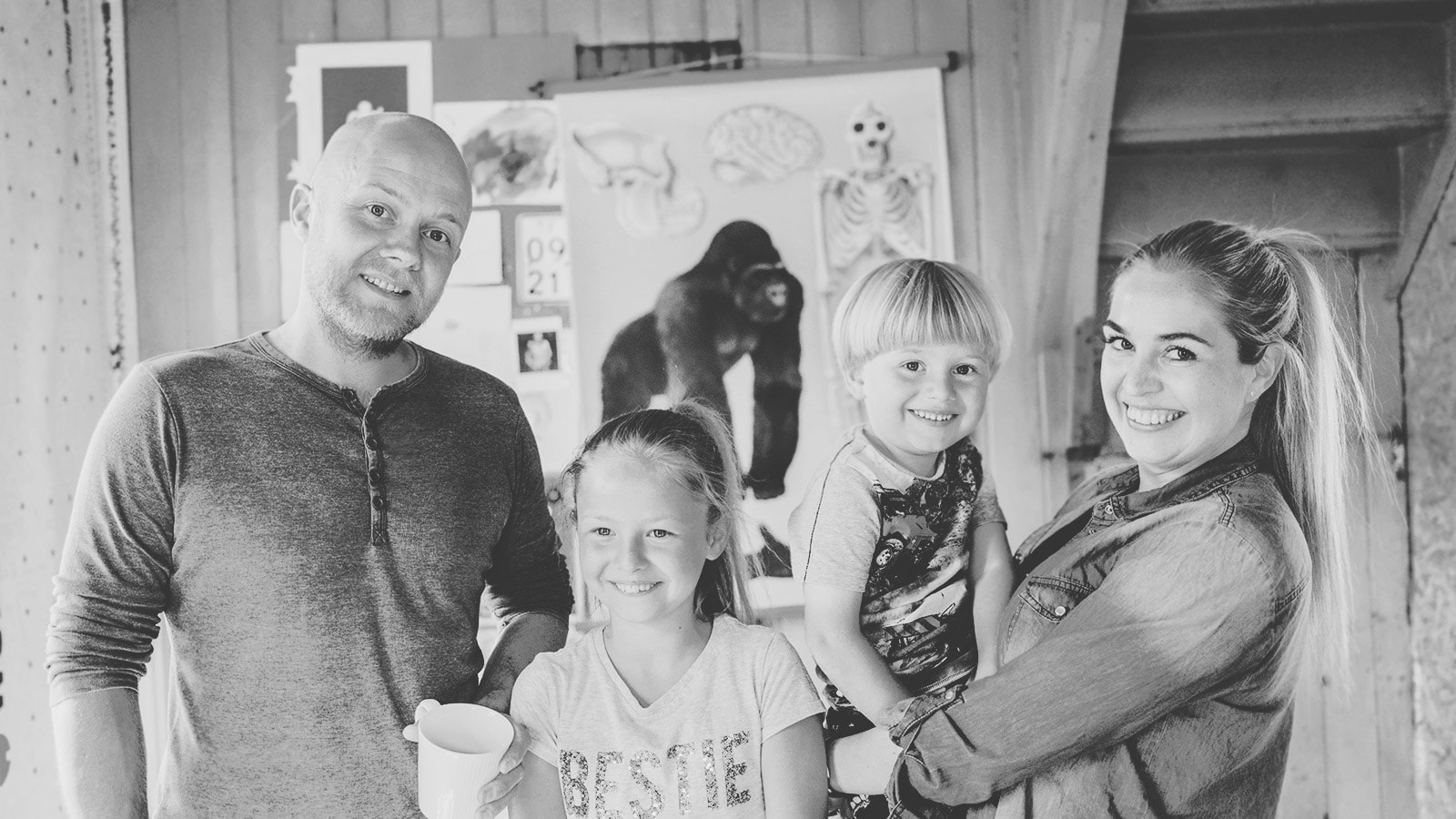 Sort hvidt billede af familie med to børn