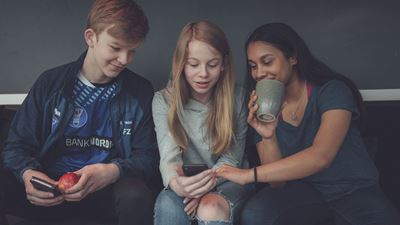 Tre teenagere og en mobil