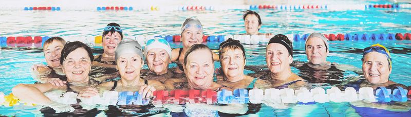 En flok kvinder i pensionsalder hygger sig i svømmehal